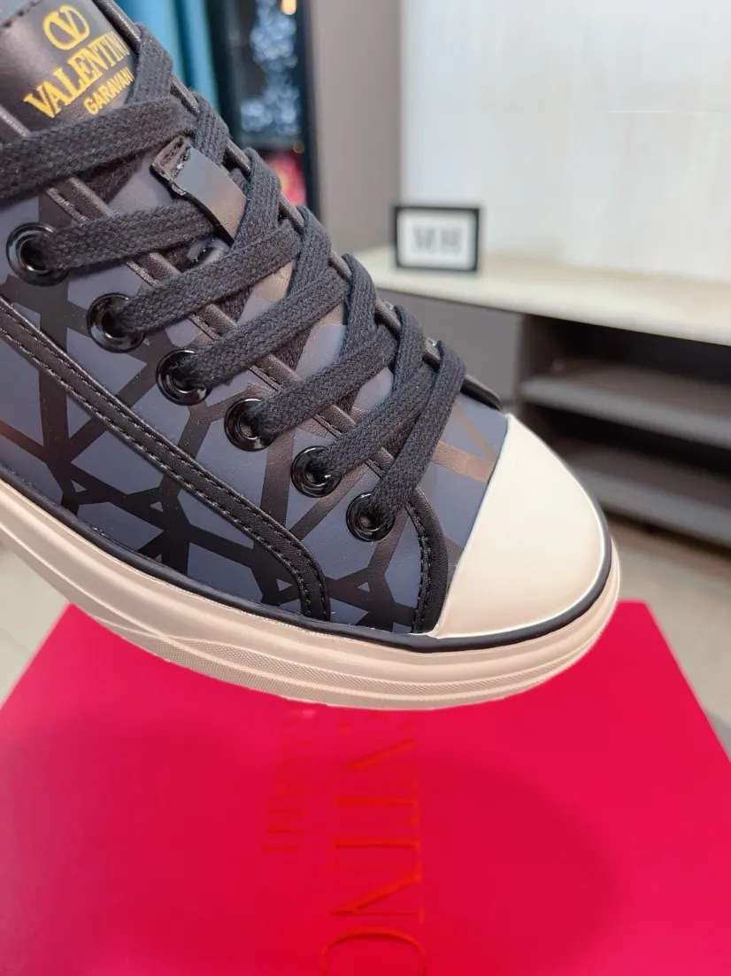 Men's shoes 💰500🌸🌸[Valentino] Couple model, official website 1:1 replica, fashionable casual men's shoes 🔜The upper is made of imported high-quality original special upper sheepskin lining, the upper foot is very stylish, personalized fashionable rubber wear-resistant outsole, size: 35-44 (45 can be customized)